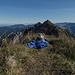 Auf dem Feigenkopf am Topografischen Punkt 1866 m mit der Klammspitze im Hintergrund..