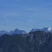 Blick ins Karwendel: Soiernspitze, Risser Falk, Laliderer Falk, Gamsjoch, Östliche Karwendelspitze. Im VG die Kieneckspitze und Kienjoch, dahinter Östliche Karwendelspitze, Bäralplkopf, Wörner, Birkkarspitze, Marxenkarspitze, Große Seekarspitze, Große Riedlkarspitze, Larchetkarspitze, Pleisenspitze