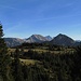 Kuchelberggrat, Kreuzspitze und Scheinberg, als ob sie direkt aus dieser Hochebene herauswachsen würden.