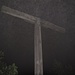 Gipfelkreuz Chrummhorn im nächtlichen Nebel