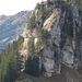 Der direkte Aufstieg auf den Rot Dossen erfolgt über die gut sichtbare, steile Grasflanke.