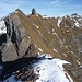 Abstieg vom Stotzigberg N-Gipfel: links der berüchtigte Grasaufschwung, mittig der Chänglischberg