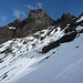 Auf Trittschnee zur Rotbandleiter, oben Chänglischberg S-Grat: die blinde Gemse steht immer noch auf dem Felsbuckel rechts