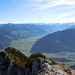 Schau vom Gipfel ins Zillertal. Links auffällig der Galtenberg