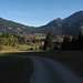 Blick zurück nach Oberammergau, zum Gschwandkopf (links) und Laber.<br />