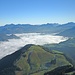 Blick über den Ebersberg nach Nordwesten in die Chiemgauer Alpen. Links Hochgern, etwas rechts der Bildmitte Gurnwandkopf und Hörndlwand, hinten der Hochstaufen und rechts das Sonntagshorn.
