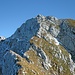 Die Schlüsselstelle beim Abstieg vom Großen Roßkaiserkopf: Steil und ausgesetzt geht's zur Scharte hinunter.