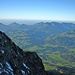 Die westlichen Ausläufer der Chiemgauer Alpen mit dem Kranzhorn links. Wenn man ins Inntal fährt macht es mehr Eindruck als vom Gipfel der Pyramidenspitze.