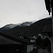Morgendlicher Blick auf die frisch verschneiten Berge in Latsch