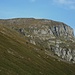 auf dem Grat in der Bildmitte erkennt man den Alpstall und senkrecht darunter die Alp Bitzi