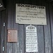 Tafeln am Hochkopfturm. Der Turm wurde bereits 1926 gebaut, im Holzkästchen links befindet sich das Gipfelbuch
