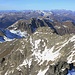 Aussicht vom Bocktenhorn (3044m) nach Norden. Gleich gegenüber stehen die beiden nahezu gleich hohen Gipfel des Sattelhorns, am rechten Bildrand ist der 2980m hohe Hautgipfel, in der Bildmitte der 2976m hohe Nordwestgipfel. Hinter dem P.2976m ist das Wuosthorn (2815m) das nach rechts über einen Grat zum Börtelhorn (2697m) ausläuft. Der Gipfel links am Bildrand ist der namenlose P.2744m.