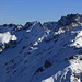 Aussicht vom Bocktenhorn (3044m) nach Südosten zu den winterlichen Nordflanken der Grialetschgruppe. Rechts auf dem Foto hinter dem Scalettahorn sind der Piz Vadret (3229m) und Piz Vadet Pitschen (3218m). Im der Fotomitte ist der Piz Grialetsch (3131m) und links in der Ferne der Piz Sarsura (3178m).