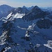 Aussicht vom Bocktenhorn (3044m) nach Südwesten zur Plattenflue (3013m) und Piz Ducan / Hoch Ducan (3063m). Dahinter schliesst sich der Gletscher Ducan / Ducan Dador (3020m) an und am Horizont ragt der mächtige Piz Ela (3339m) auf.