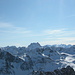 Auf dem Gipfel, nordorientierte Abhänge haben zusammenhängend Schnee. In der Bildmitte Piz Kesch 3418 m