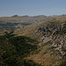 Gipfel Trevenque - Blick in östliche Richtung. In Bildmitte (etwas unterhalb des Horizonts) sind Teile des Wintersportortes Pradollano (Sol y Nieve) zu sehen.