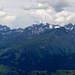 Panorama sco vis dal Piz San Jon Dadaint. Ortler, Palü, Bernina cun Biancograt, Piz Buin, Piz Linard, Piz Fliana, Piz Fenga (Fluchthorn), Piz Tschütta, Piz Lischana, etc..