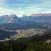Blick beim Abstieg nach Seefeld; in der Bildmitte die Zugspitze mit dem Schneeferner