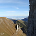 Aussicht vom kleinen Felsturm zwischen Mittelgipfel und "Namenlosem Turm": An der Felswand des Mittelgipfels vorbei schweift der Blick über die Dreifaltigkeitstürme zum Nebelmeer über dem Bodensee