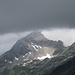 dicke Regenwolke schneidet den Gipfel des Biberkopfs ab