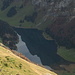 Tiefblick zum schattigen Seealpsee