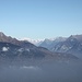<b>Panoramica verso la Cima del Simano (2580 m) e la la [http://www.hikr.org/tour/post41826.html  Cima di Piancabella (2671 m)]. Lo sguardo si spinge fino al Sosto e al Tödi.</b>