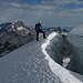 Nach dem Firngrat kommt man zu dieser grossen breiten Gletscherspalte, die kann man gut rechts umgehen und gelangt zum Gletscher Plateau direkt unter der Nordwand. 