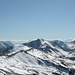 Auf dem Munt Cotschen, im Bild die zwei nächsten Gipfelziele: vorne linke Bildhälfte (mit Schneefläche) Monte Garone, in Bildmitte Piz la Stretta / Monte Breva (zwei Namen)