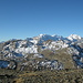 Abstieg vom Piz la Stretta, Blick zu den zwei nächsten Gipfelzielen (im Vordergrund): links Piz dals Lejs, rechts Piz Minor. Dahinter die Bernina-Gruppe (Piz Palü, Piz Bernina usw.)