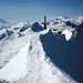 Gipfelkreuz mit Monte Rosa, Strahlhorn im Hintergrund