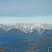 Zoom: Mieminger Kette; darüber spitzt die Zugspitze hervor. Links der Grünstein.