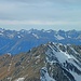 Zoom: Hinter den Lechtaler Alpen gucken die Allgäuer Berge hervor. Markant: Links Hochfrottspitze, Mädelegabel und Trettachspitze, mittig die Hornbachkette; ganz rechts die Große Schlenkerspitze.