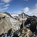 Gipfelkreuz Chistehorn, dahinter Bietschi und links davon die näheren Nachbarn