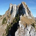 Der komplex aufgebaute Vanil d'Orseire: in der Mitte die beiden zu überkletternden Felszacken, rechts der Vorgipfel mit den beiden Kaminrinnen