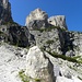 Campidellturm oder Torre Campidel, 2529 m-links und Grosse Rodelheilspitze oder Sass da la Luesa, 2615 m-rechts im Bild.