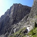 Schones Wasserfall am Einstieg ins Tridentina Klettersteig und Sass Masores Orientale,2530m, oben, im Bildmitte.