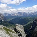 Kreuzkofel und Fanes Dolomiten im Hintergrund. Es sieht die Tofanen,di Dentro(3238m), di Mezzo(3244m) und die Rozes(3225m)-rechts im Bild.