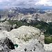 Am Fusse des Gipfel, Pisciadu, See und Hutte, 400m unten.Im Hintergrund Geisler-Puez Dolomiten.