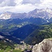 Tiefblick ins Corvaratal, mit Corvara im Badia oben und Stern oder La Villa unten, Kreuzkofel-Fanes Dolomiten im Hintergrund.