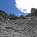 Zwischen hohen Felsmauern ist die Abstieg ins Val Setus gut gesichert.