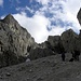 Zwischen hohen Felsmauern ist die Abstieg ins Val Setus also sehr schon. 