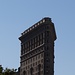 Flatiron Building - einer der ersten und ungewöhnlichsten Wolkenkratzer New Yorks. Erbaut im Jahr 1902 durch den Architekten D.H. Burnham. Mit seinen 76 Metern Höhe wirkt das Gebäude heute inmitten der neueren Bauten fast schon klein...