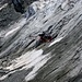 Helikopter im Anflug über dem Triftgletscher - zwei am Zinalrothorn abgestürzte junge deutsche Bergsteiger müssen geborgen werden.