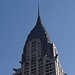 Die Spitze des Chrysler Buildings - der Turm aus glänzendem Edelstahl ähnelt den Lamellen des Kühlergrills, die acht gigantischen Wasserspeier in Form von Adlerköpfen sind den Kühlerfiguren des Chrysler Pymouth nachempfunden.