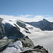 Auf dem Gipfel, links Mont Blanc de Cheilon 3869 m, rechts La Ruinette 3875 m, nach unten Blick auf den Südostgrat von La Luette