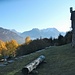 Oberste Häuserreihe von Sassan.  Im Hintergrund Pizzo Magn , Forcarella di Lago, Masnan