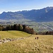 steiler Aufstieg - und schöner Blick auf die Rhein-Ebene;
Vaduz links, dahinter die Vorgipfel der Drei Schwestern