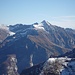 A sinistra la Val Carecchio, incoronata dal Poncione di Piotta, dal Madone e dal Pizzo di Vogorno. Verso destra corre invece la Val Verzasca