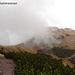 Der starke Wind treibt den Nebelbänke um den Berg