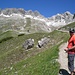 Klaus vor der Hütte und dem Klettergebiet Wolfebnerspitze
